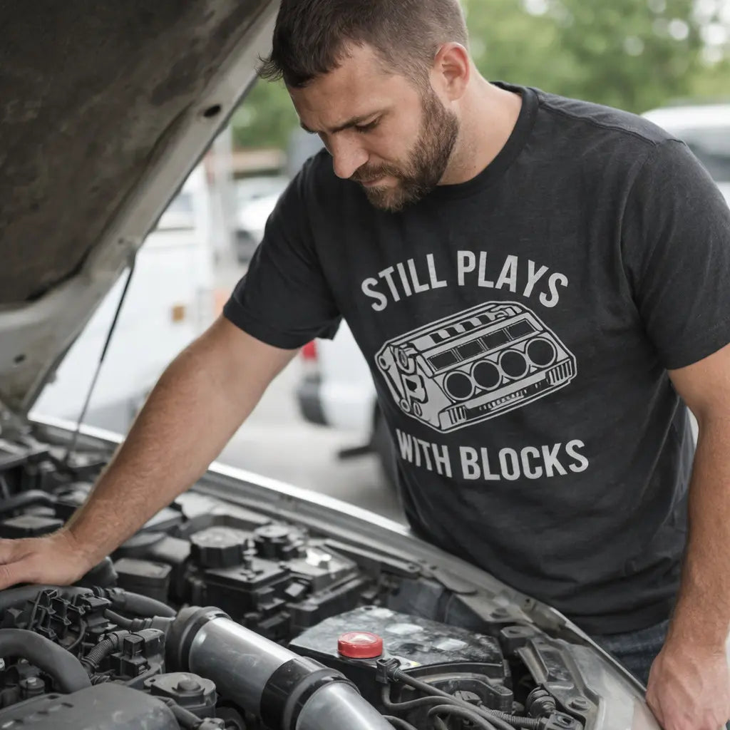 Mens Still Plays With Blocks T shirt Funny Car Mechanic Racing Garage Graphic Mens Funny T Shirts Cool Vintage Fashion T-Shirt Gift Classic Menswear Sarcastic Apparel for Men Funny Mechanic Short Sleeve Novelty Black